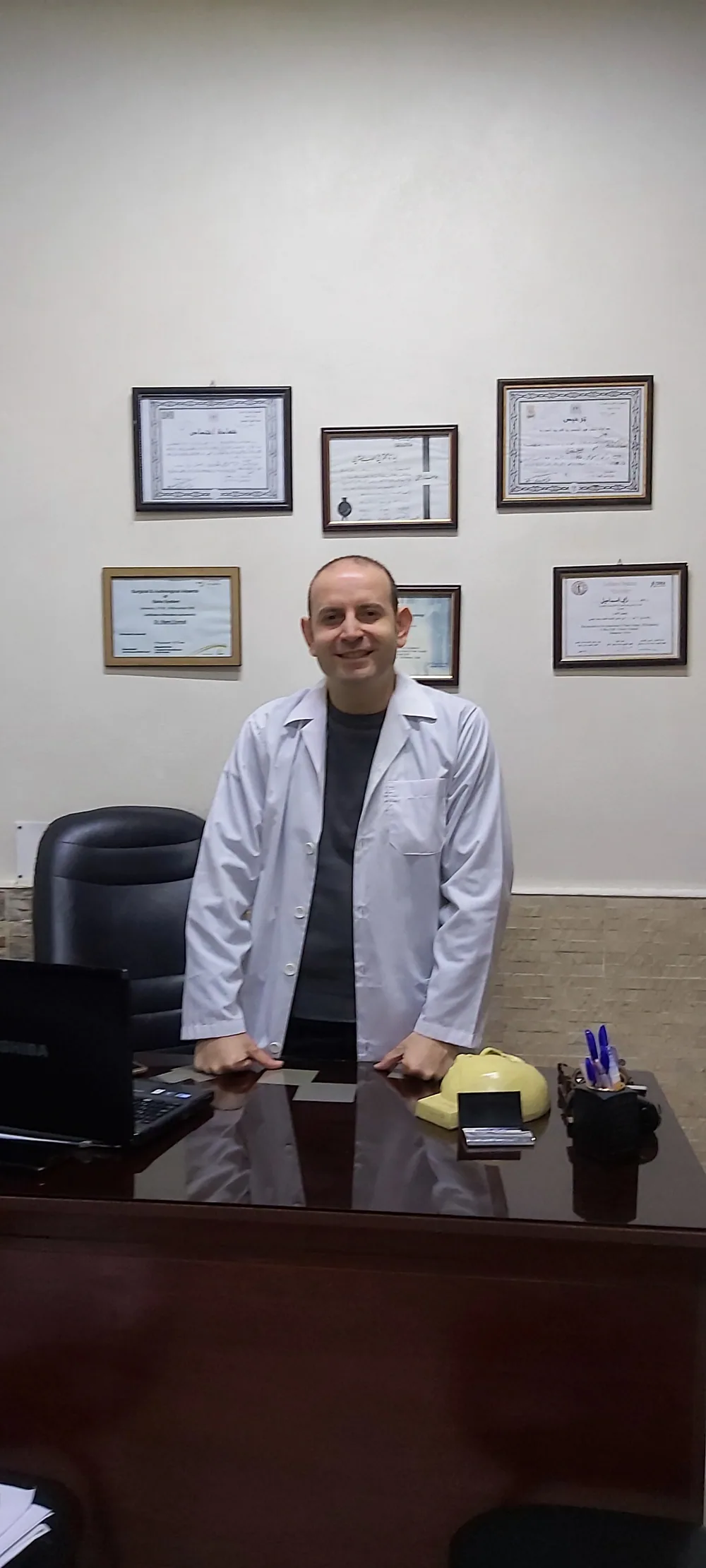 الدكتور رامي اسماعيل داخل العيادة